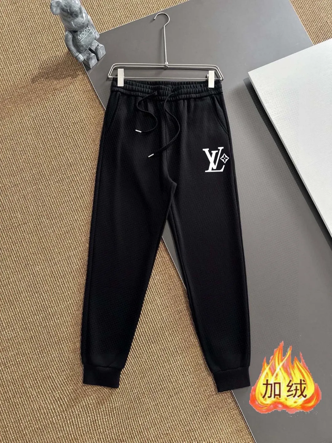 🅿️400 brand [LV Louis Vuitton] (velvet and thickened) 2025 autumn and winter new products, celebrities' favorite fashion-flavored casual suits, clean and neat tailoring, full of urban style. Made of high-quality custom-made fabrics, the lining has excellent thermal insulation effect, feels soft and dry, and the upper body effect is crisp and stylish. The three-dimensional cutting process and the pattern are all of high standards, and the silhouette version has the right benefits! It is not tight at all, and you feel good when you wear it. So many top-quality raw materials create high-end products with unparalleled value. It is the first choice for high-end fashion people. (Size: M-4XL can wear up to 200 pounds)